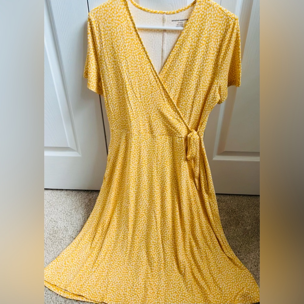NWOT yellow and white patterned wrap dress